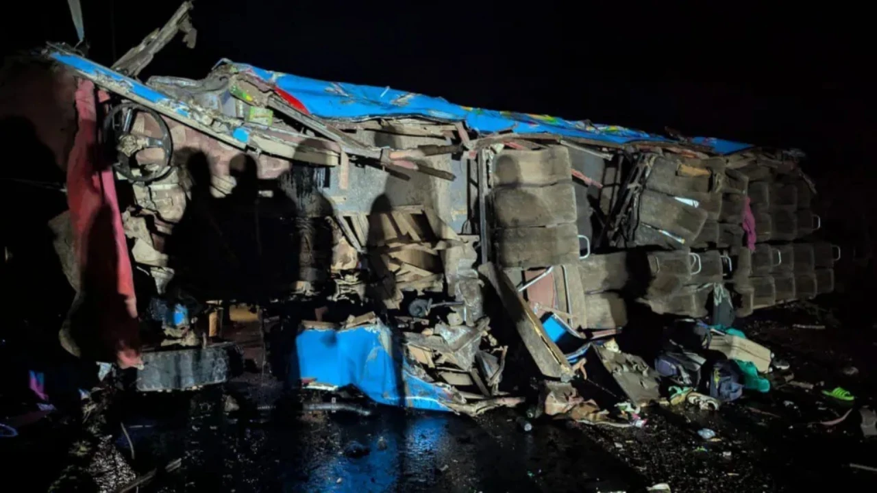 Autobus pun djece sletio s ceste, poginulo najmanje 20 učenika