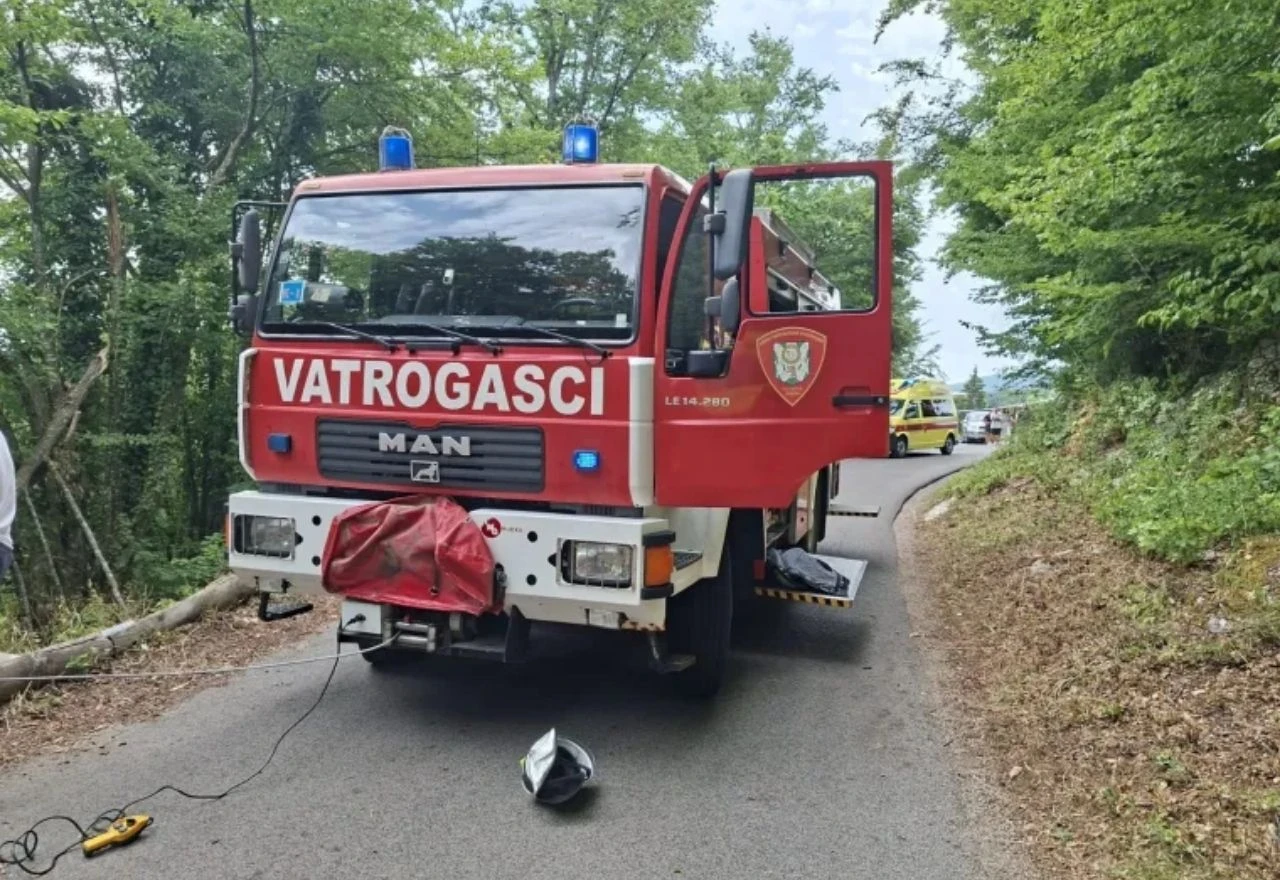 U teškoj prometnoj nesreći kombi visio iznad provalije: Dvoje djece prevezeno helikopterom u bolnicu