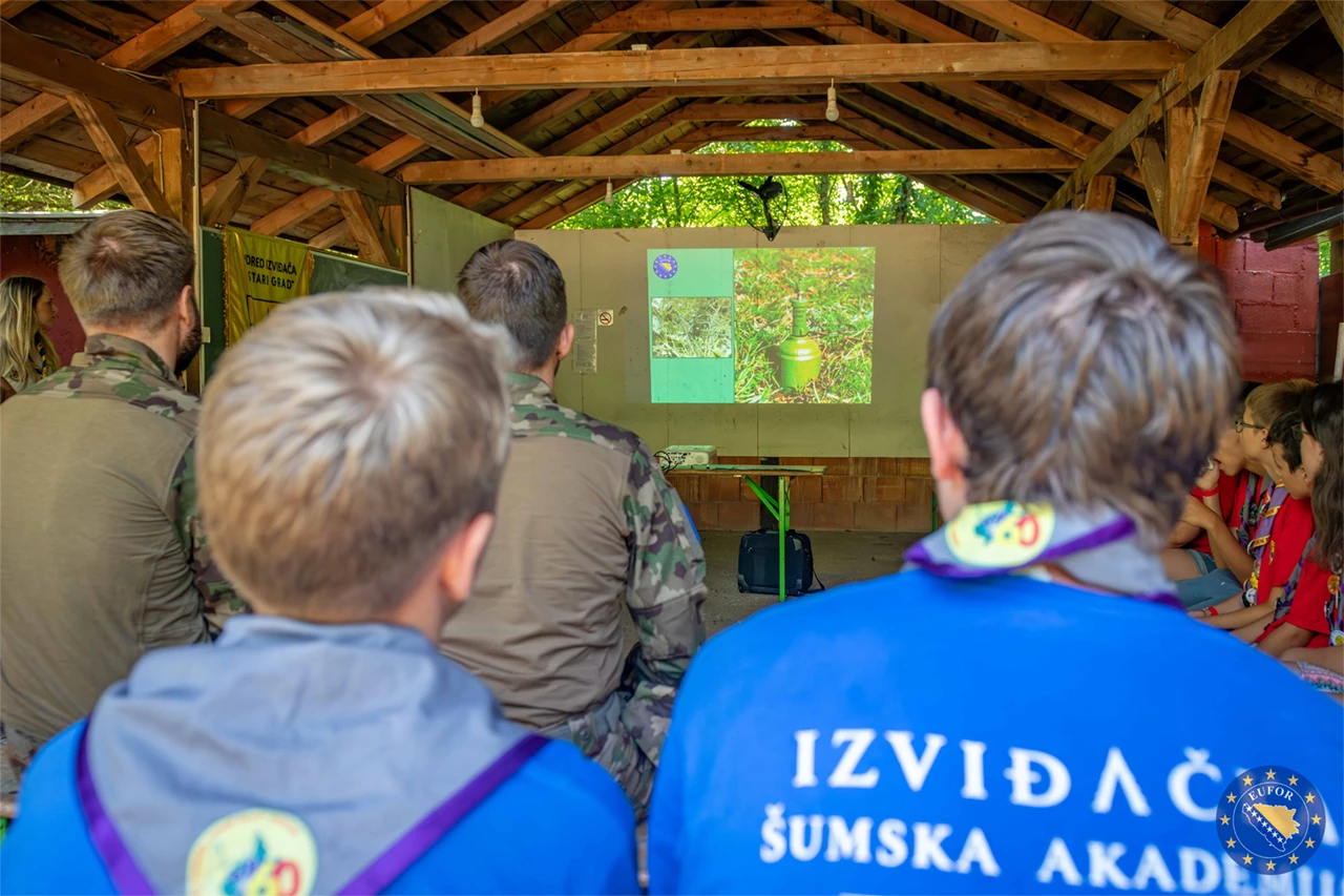 EUFOR mlade izviđače učio sigurnosti