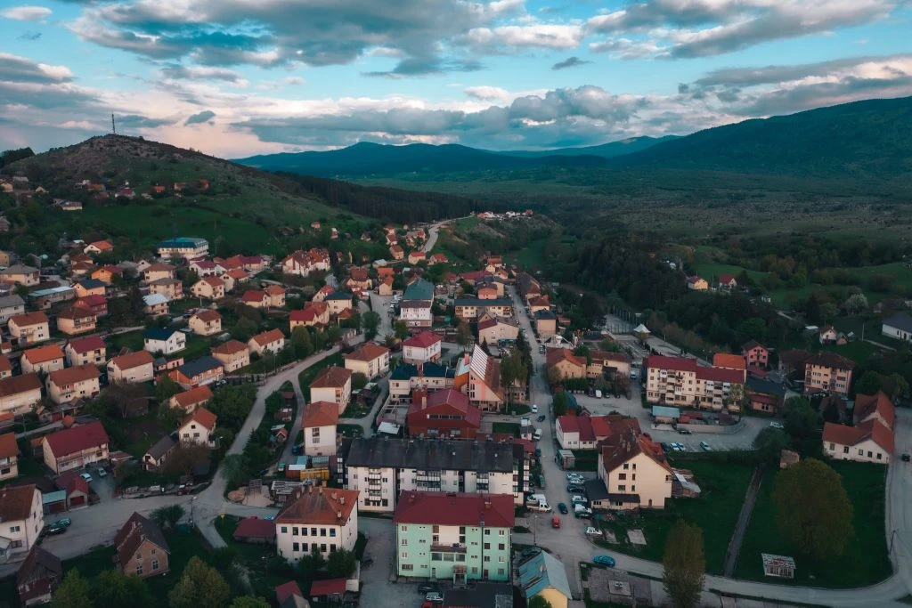 Cijena prava sitnica: Općina bez banke i mesnice nabavlja terenac koji prolazi kroz 70 centimetara vode