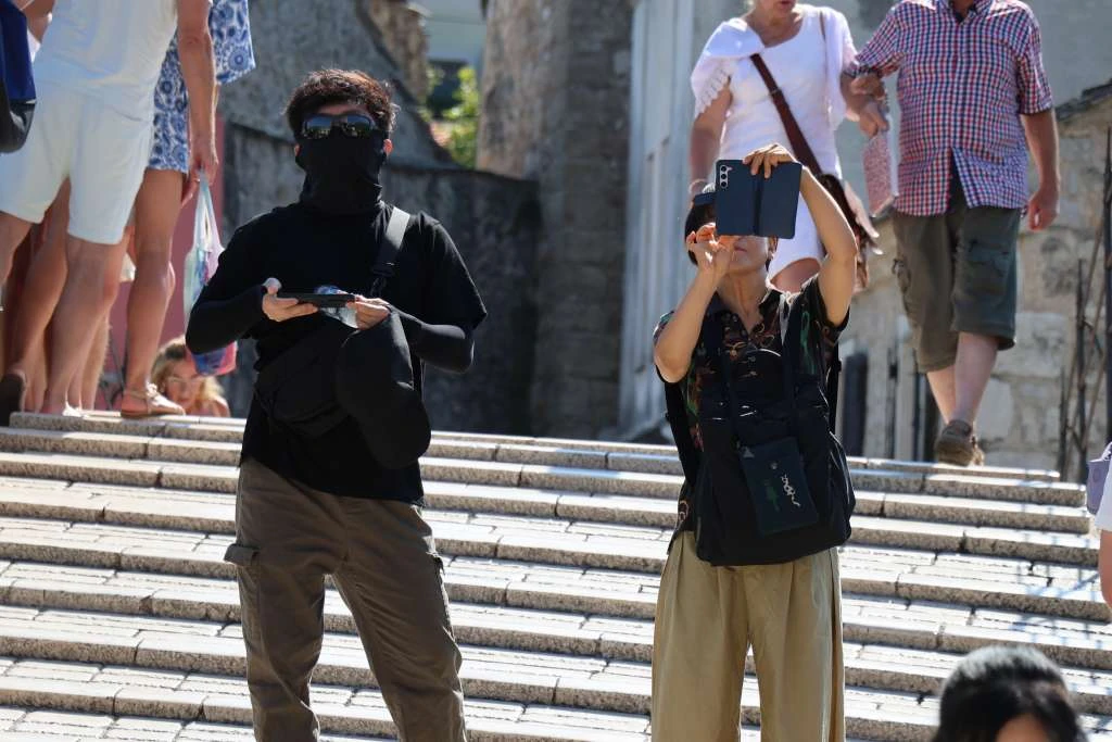 FOTO | Turistima ne smeta mostarski čelopek: "Ovdje i nije toliko vruće"