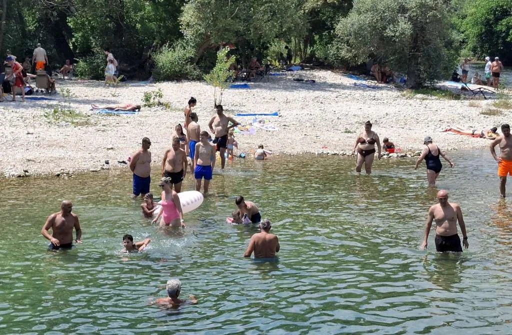 FOTO | Mostarske ulice su puste, ali kupališta su puna
