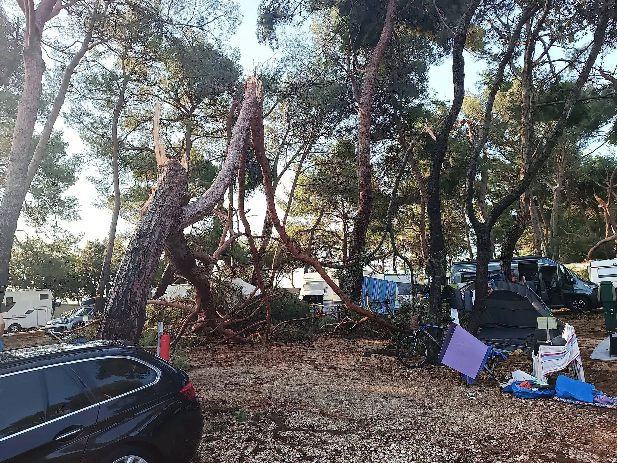 FOTO: Pijavica poharala kampove na Lošinju, dvije osobe helikopterom prevezene u bolnicu