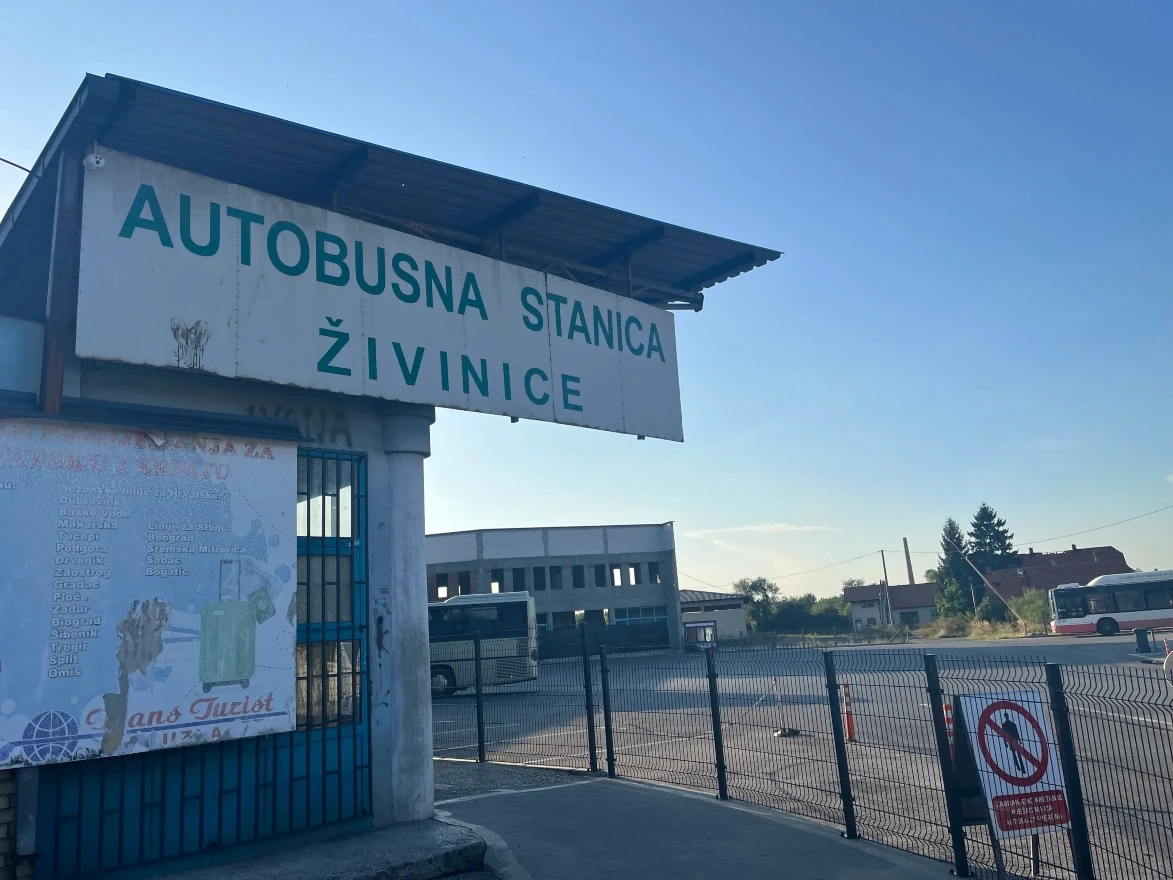 Na ženu pao bilbord