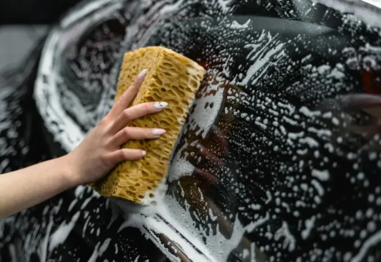 Bizarna nesreća odnijela život: Prao automobil u dvorištu pa poginuo od strujnog udara