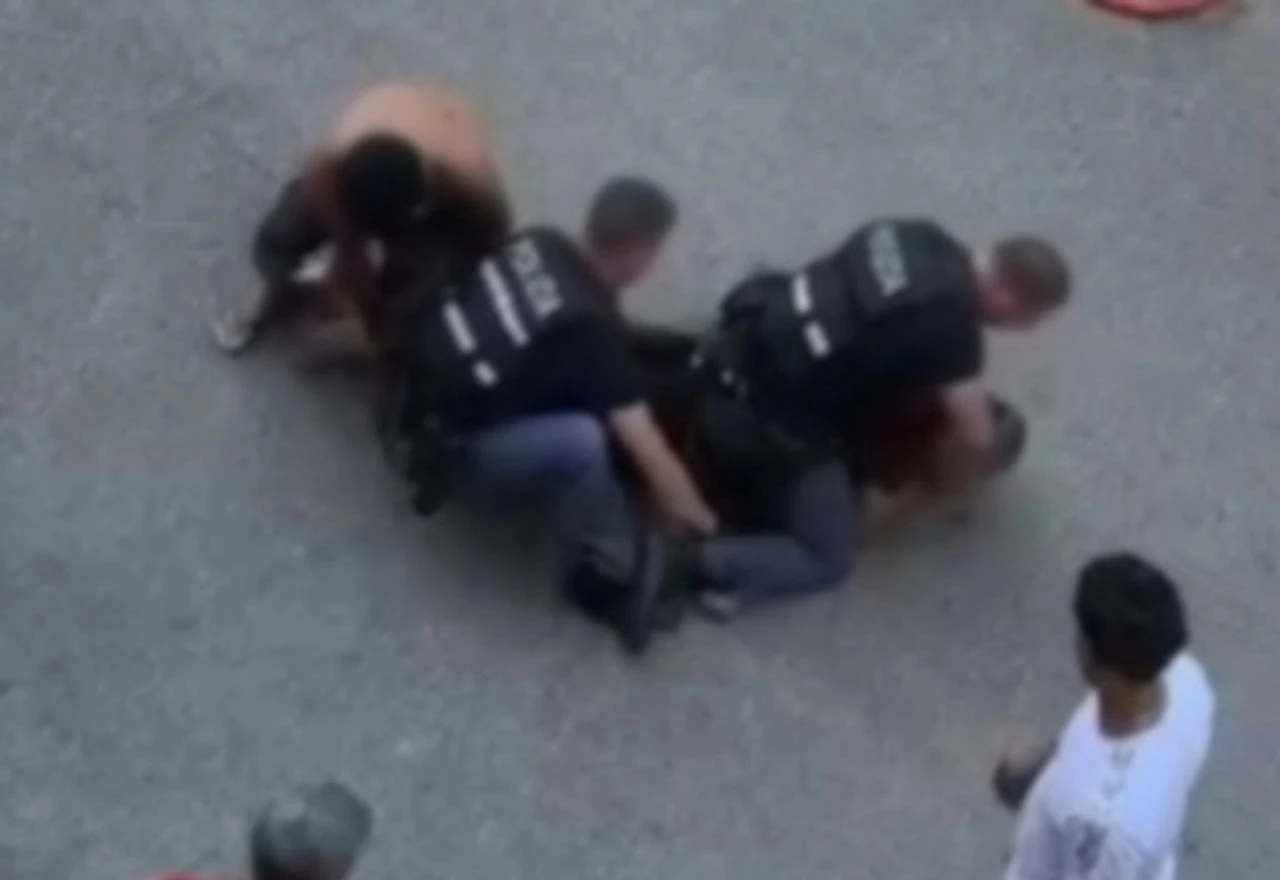 Uznemirujuća snimka iz Bologne: Policija ga rušila i vezala dok je vikao upomoć