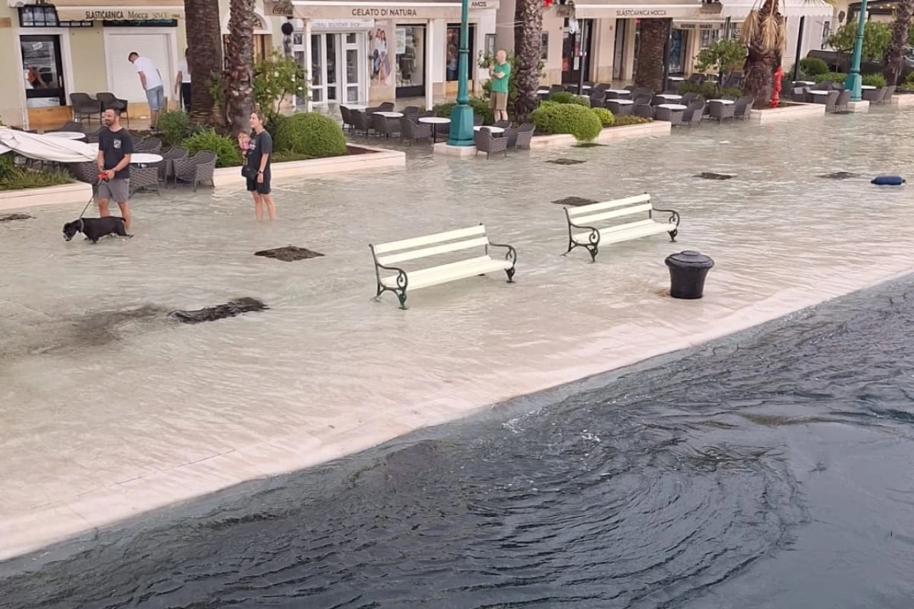 VIDEO | Meteotsunami u Malom Lošinju, more poplavilo rivu