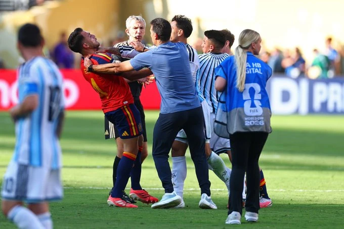 FIFA potvrdila: Paredes nije dobio crveni karton nakon sramotnih udaranja