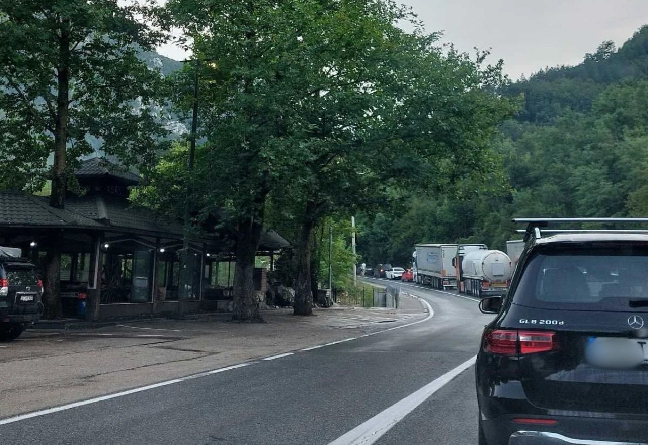 Kod Jablanice na cestu pao stub, nastale kolone