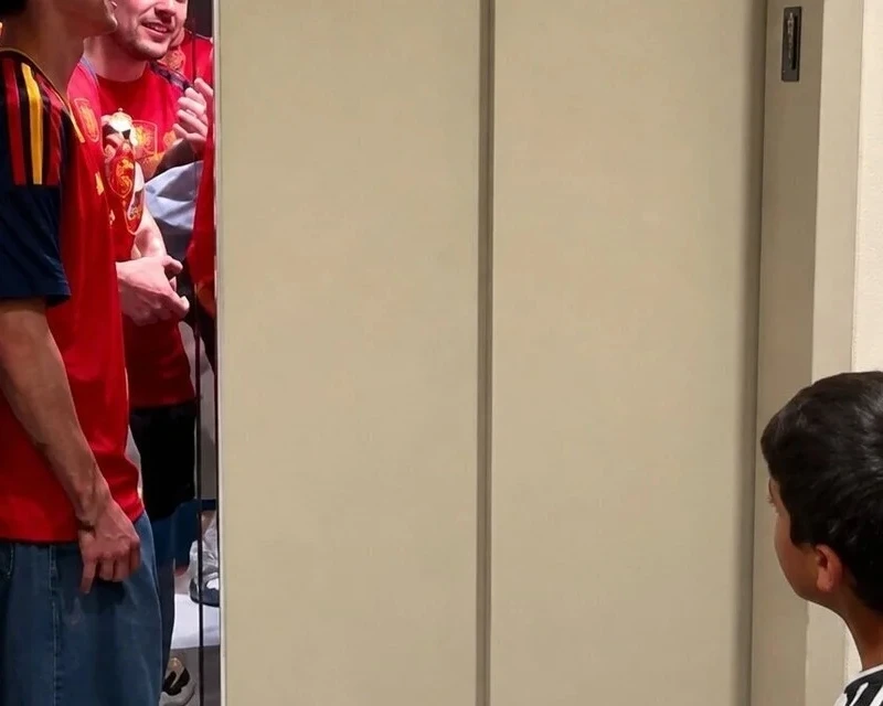 Mali navijači čekali lift pa doživjeli iznenađenje života