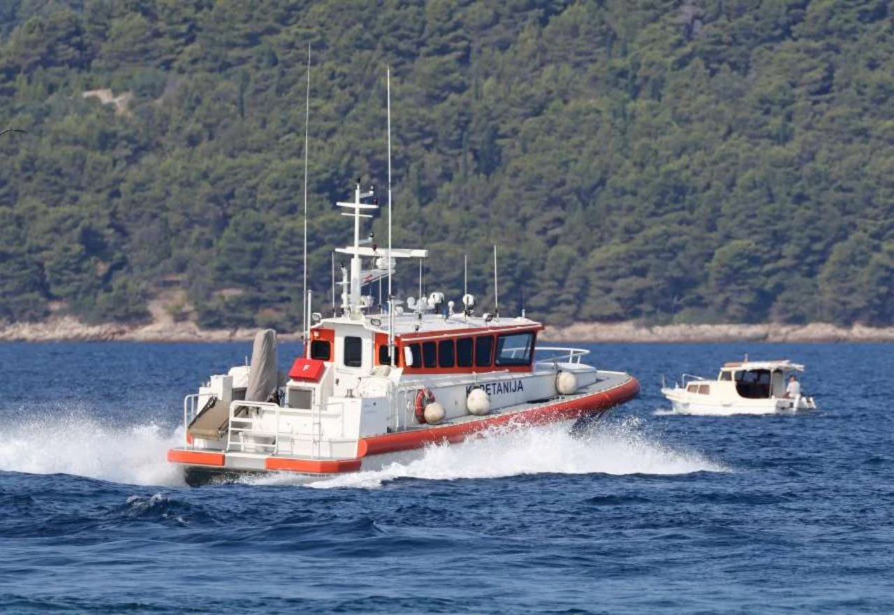 Drama kod Hvara: Tijekom nevremena spašeno 12 Španjolaca s nasukane jedrilice