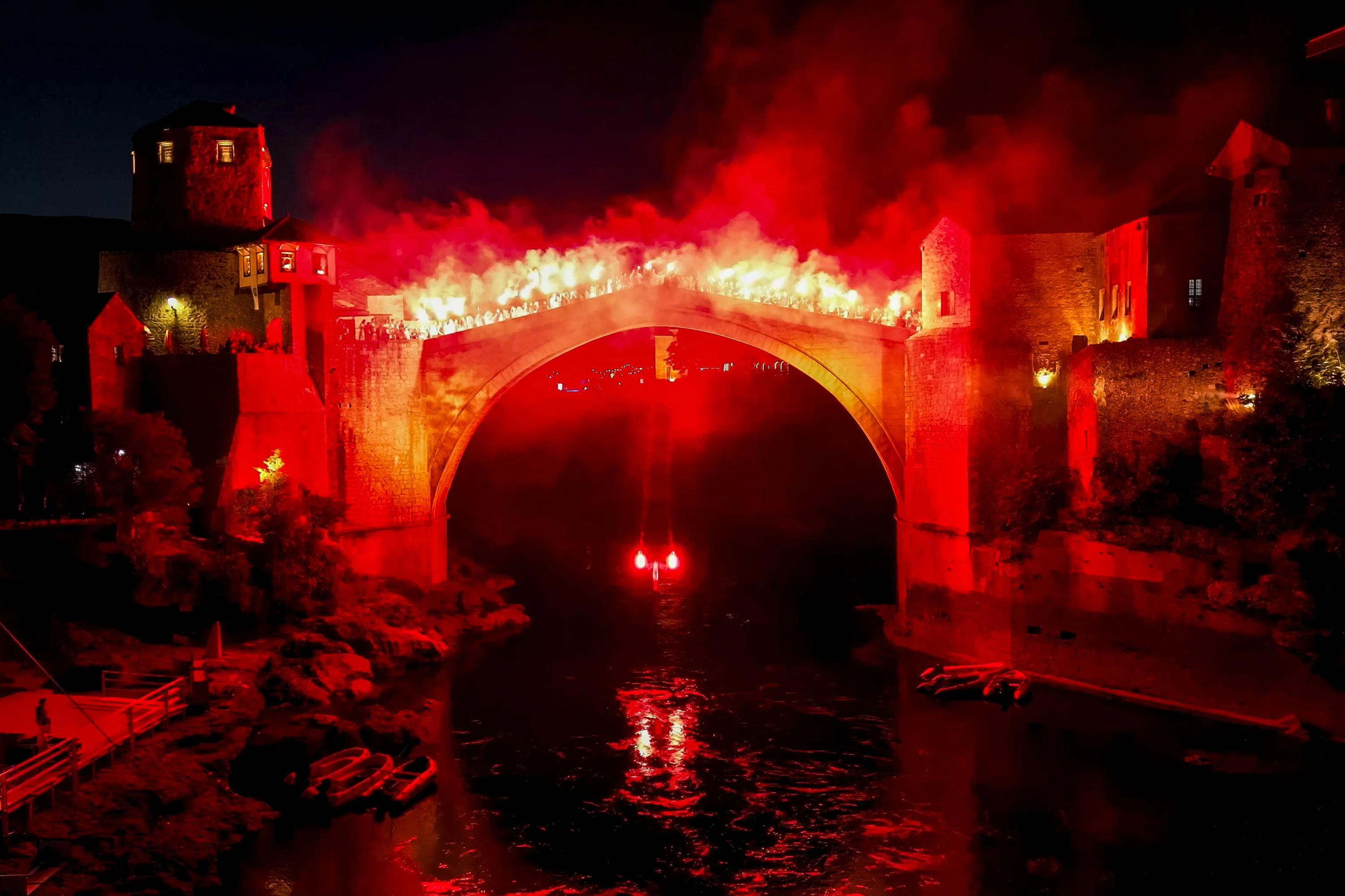 Stari most zasjao u znaku inkluzije: Mostar se pridružio svjetskoj kampanji "Light Up for Inclusion"