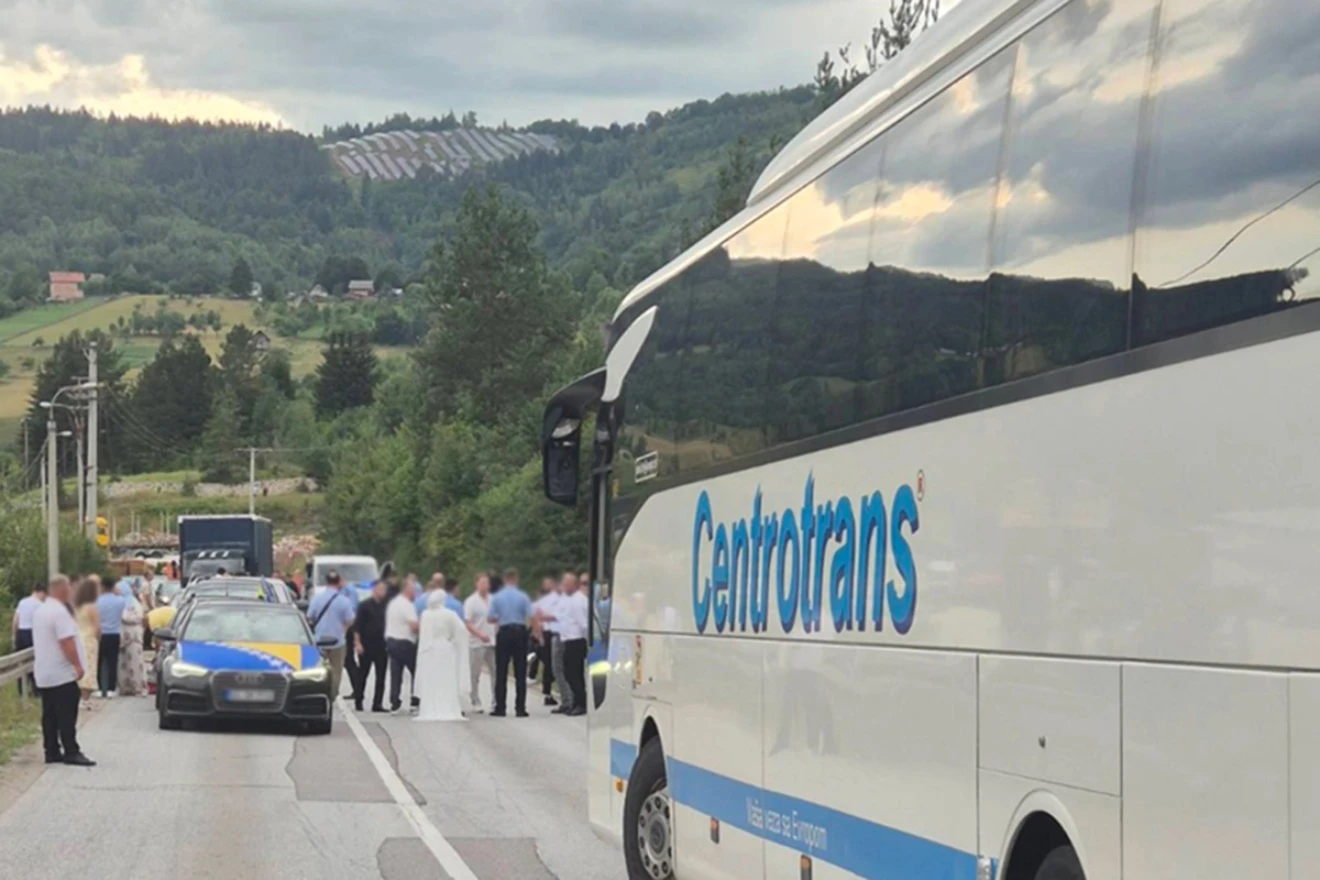Potukli se nasred magistralne ceste: Snimka otkriva kako je sve počelo