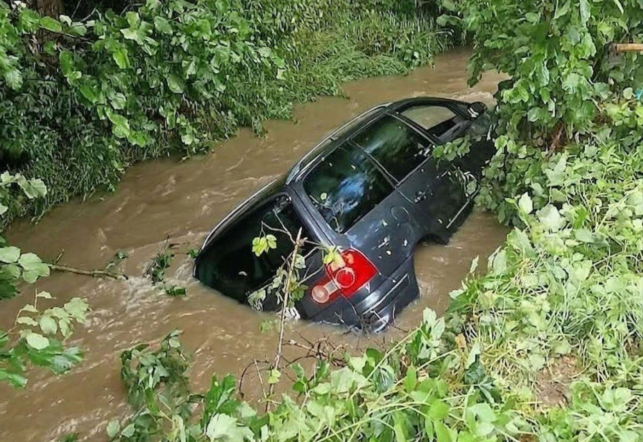 Automobilom sletio u nabujalu rijeku, spasili ga policajci