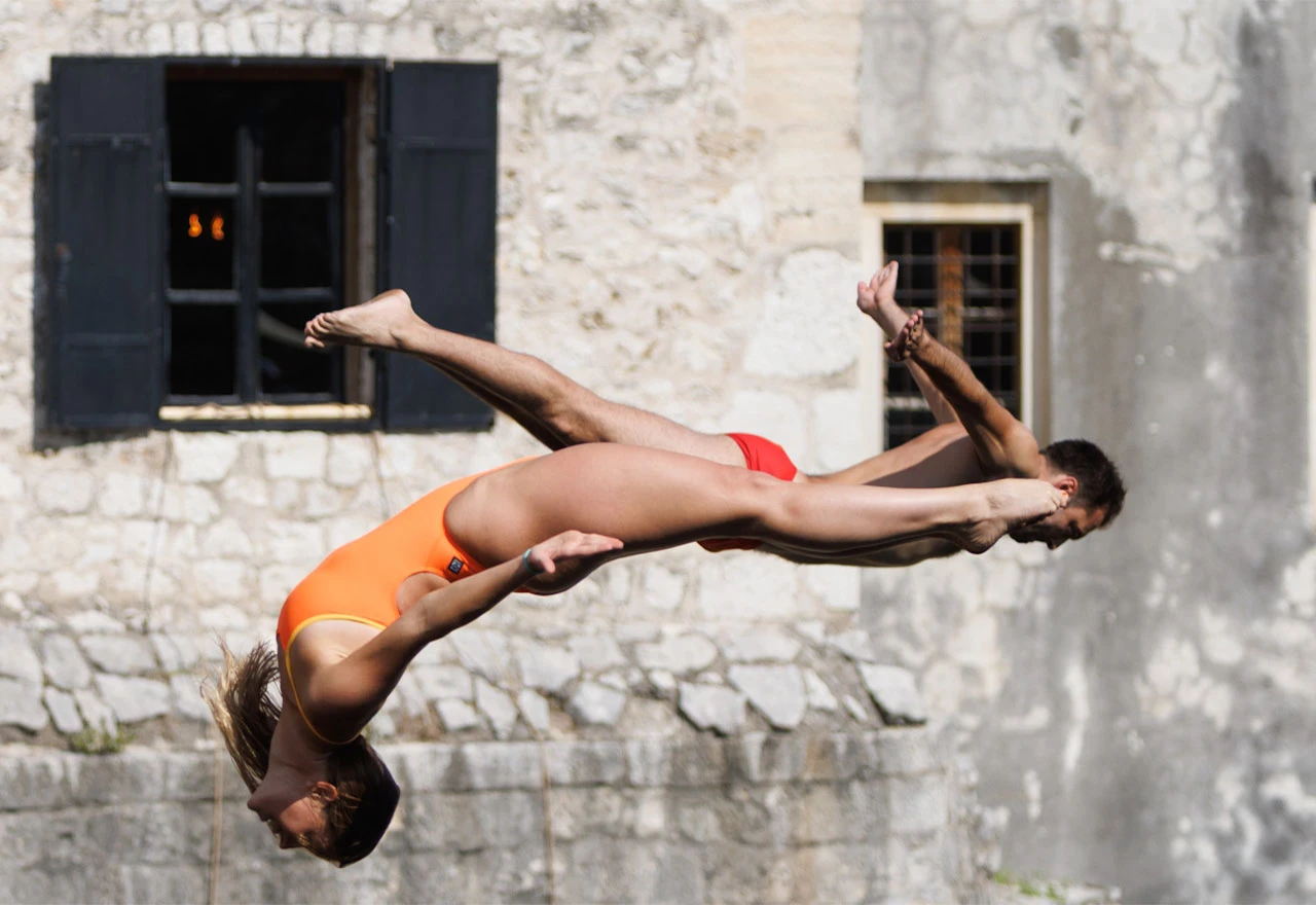 Tradicionalna lasta Evalda Krnića i skok Red Bull Cliff Diving skakačice Kay Leazoe