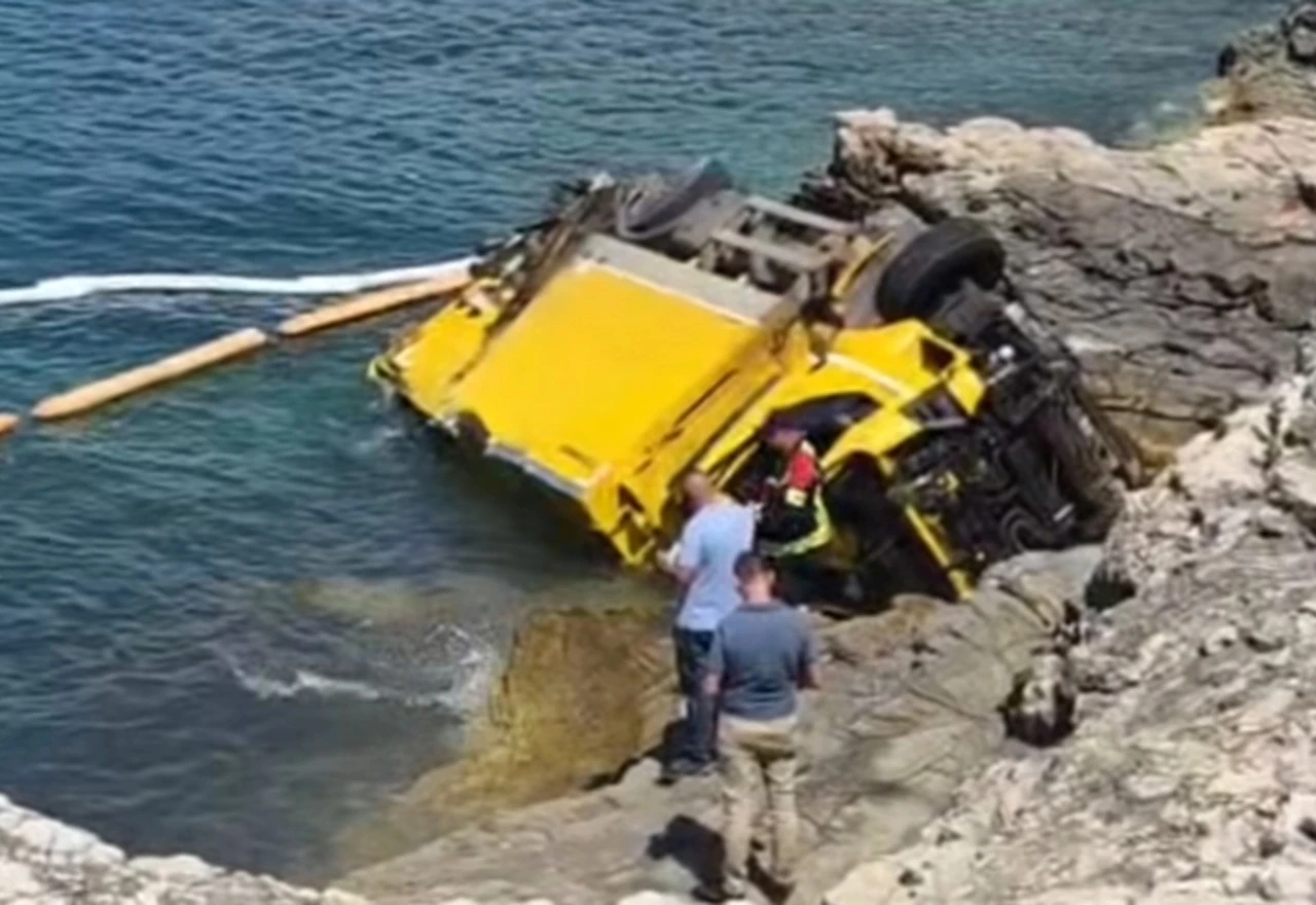 VIDEO | Kamion skliznuo u more na punoj plaži u Puli