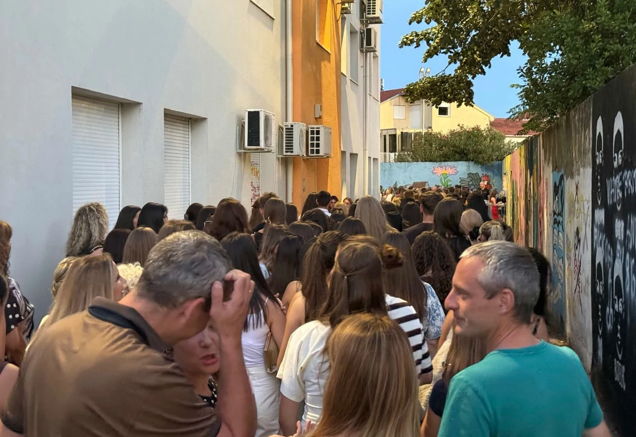 VIDEO | Veliki red pred koncert Jakova Jozinovića u Mostaru