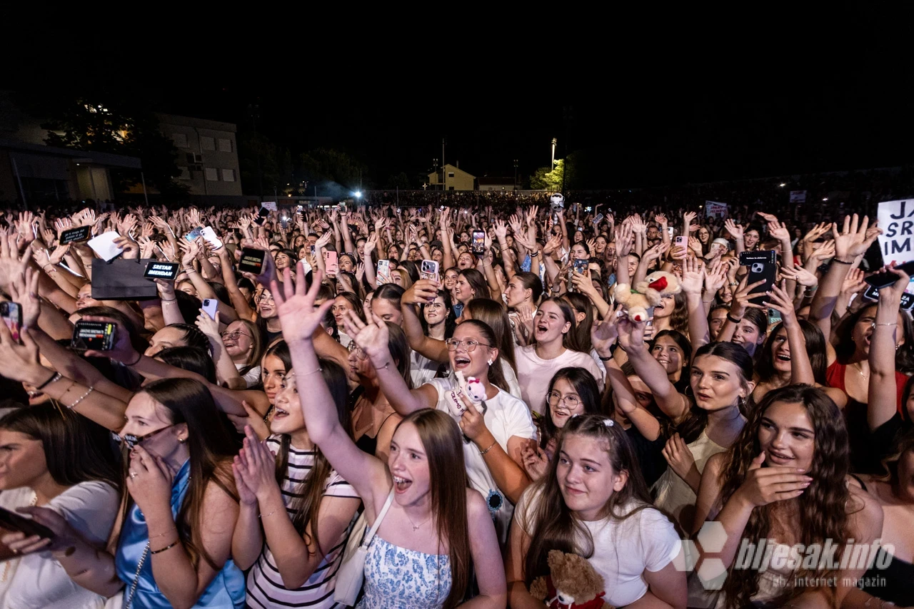 Više od pet tisuća posjetitelja okupilo se u subotu navečer na stadionu Kantarevac u Mostaru, gdje je hrvatski pjevač Jakov Jozinović održao koncert pred jednom od najglasnijih publika u dosadašnjoj karijeri.