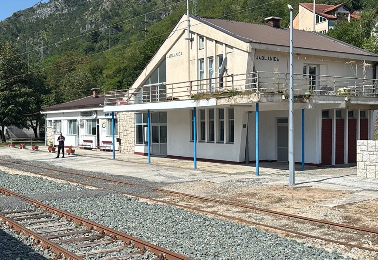 Vlak stao u Jablanici, putnici ogorčeni: "Nitko nam ništa ne govori"