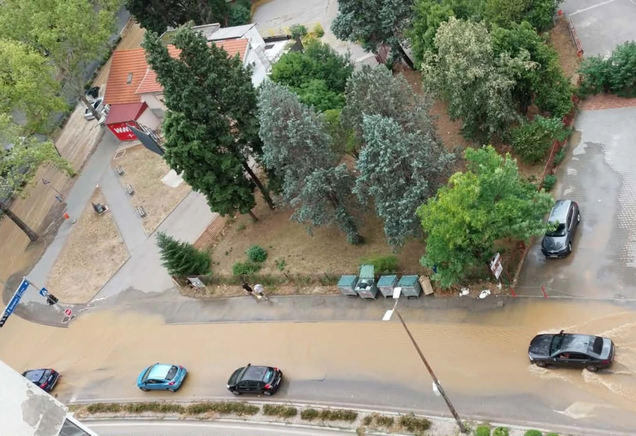 FOTO/ VIDEO | Dubrovačka ulica u Mostaru pretvorila se u rijeku