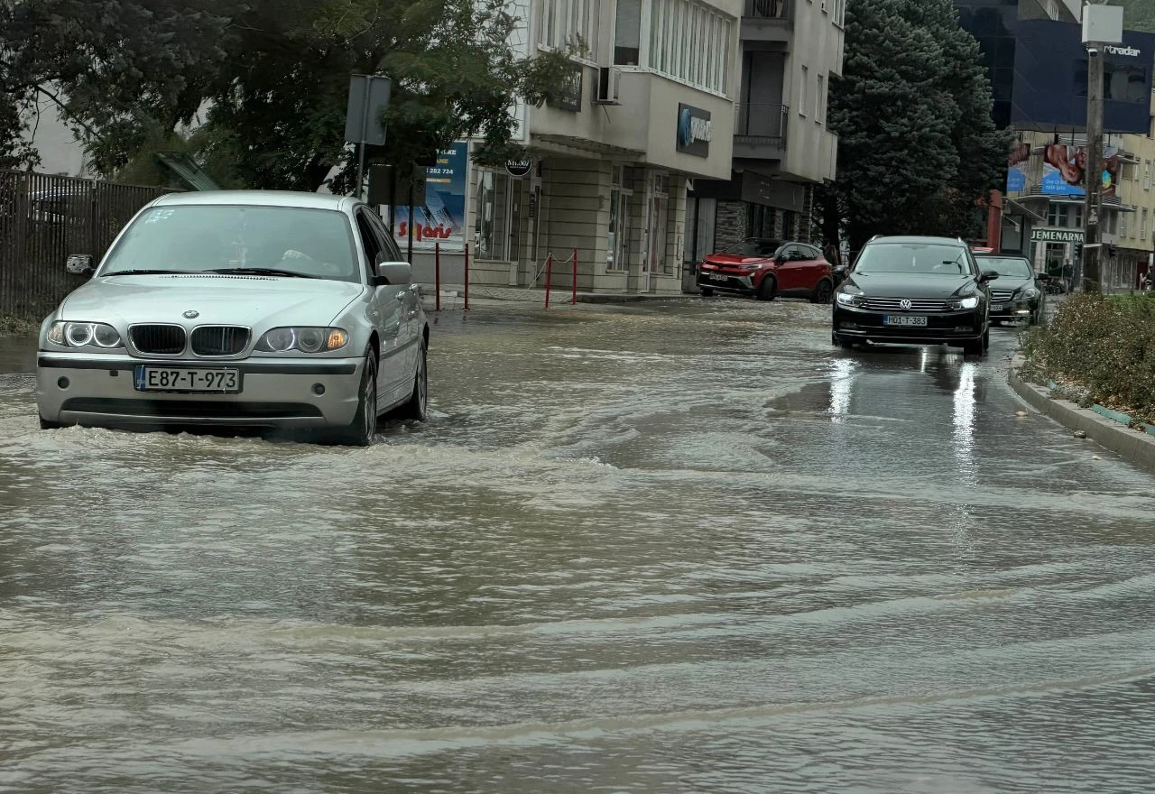 Vodovod se oglasio nakon pucanja cijevi u Mostaru