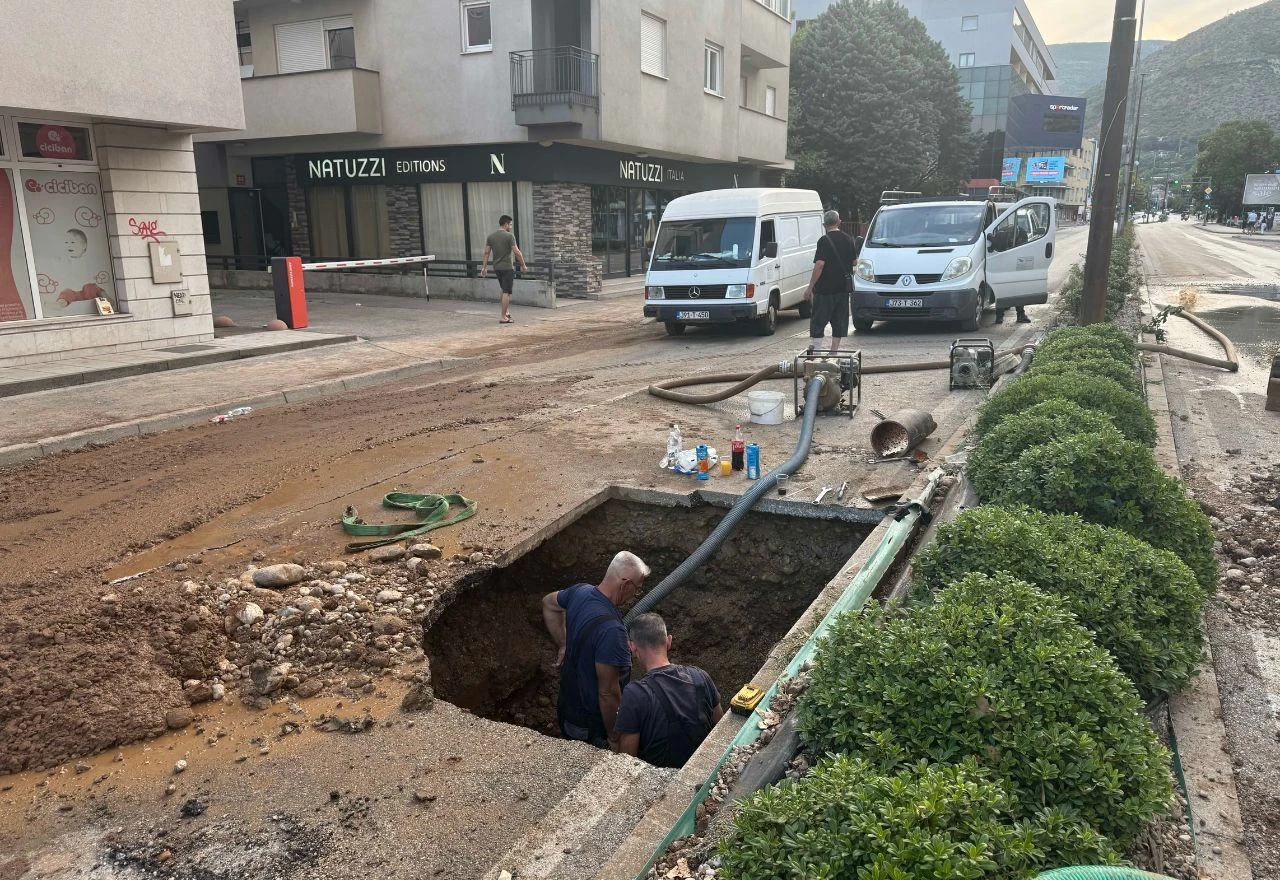 FOTO | Dubrovačka ulica zatvorena, voda bi se trebala brzo vratiti