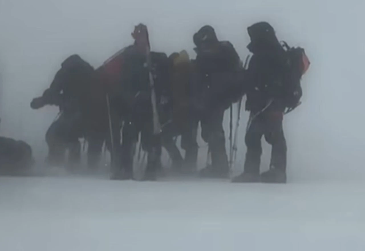 VIDEO | Izvučena tijela dvoje planinara s Elbrusa, potraga privremeno prekinuta