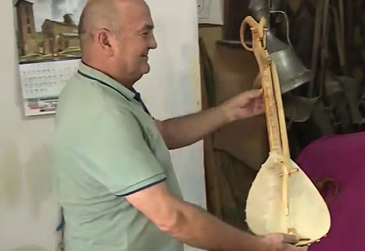 VIDEO | Hercegovac u mirovini oživio zanat svojih predaka, izrađuje gusle starim alatom