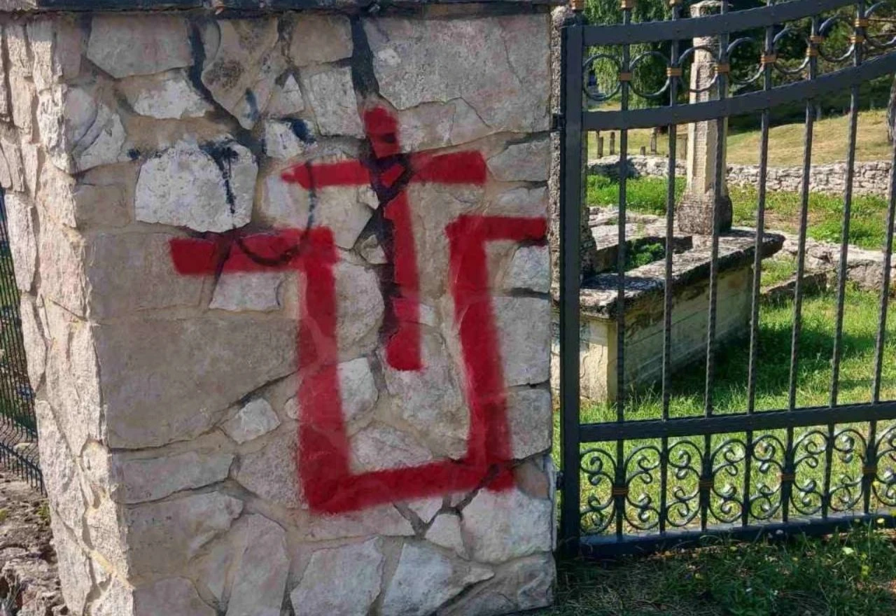 Međureligijsko vijeće osudilo ispisivanje ustaškog simbola na mezarju u Livnu