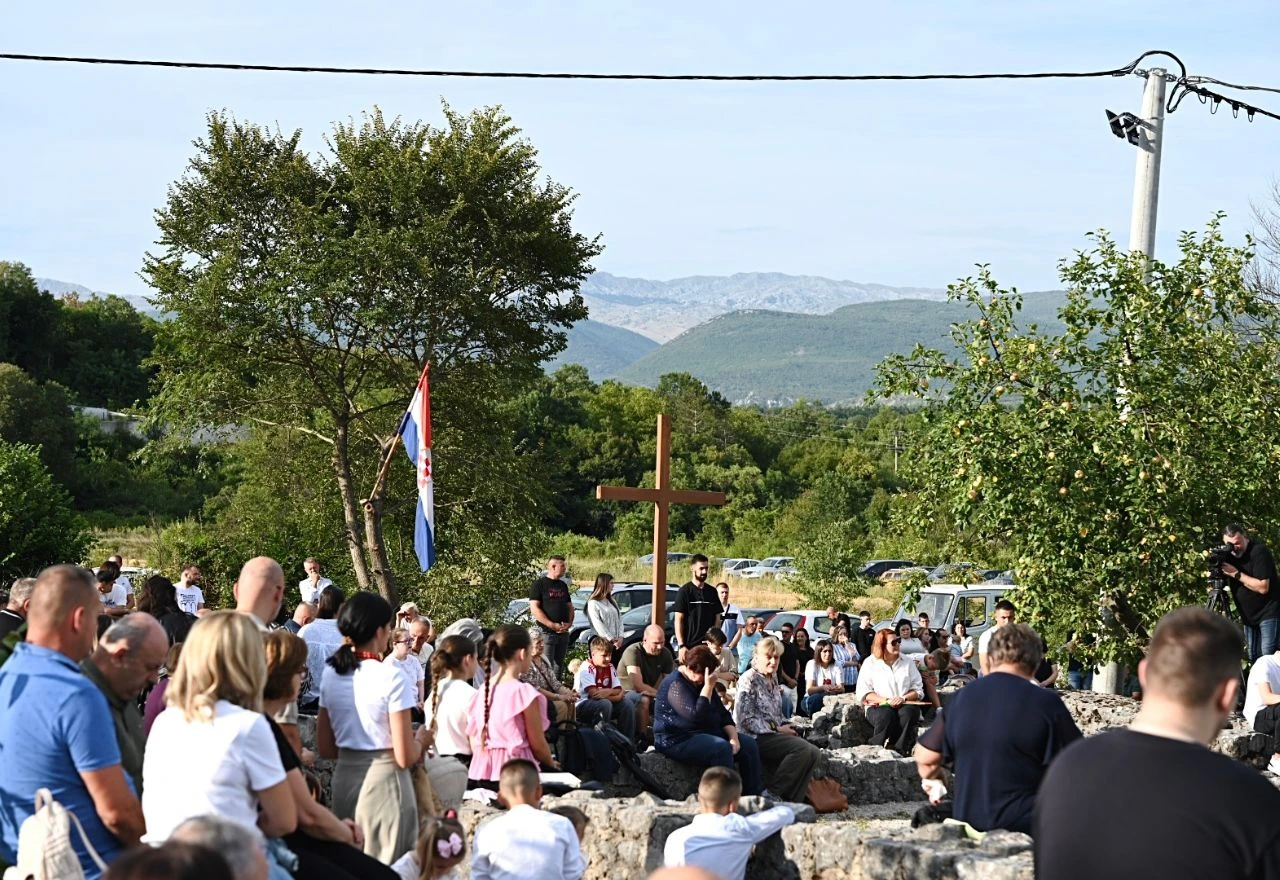 Fra Grbeš predvodio misu u Mokrom: "Stoljeća su na ovom kamenu, mudrost je u njemu"