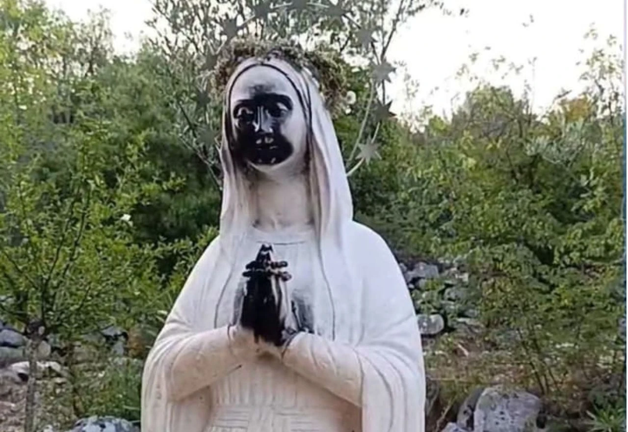 Vandalizirani vjerski objekti u Međugorju, zapaljen vanjski oltar, osvrnavljeni Gospini kipovi