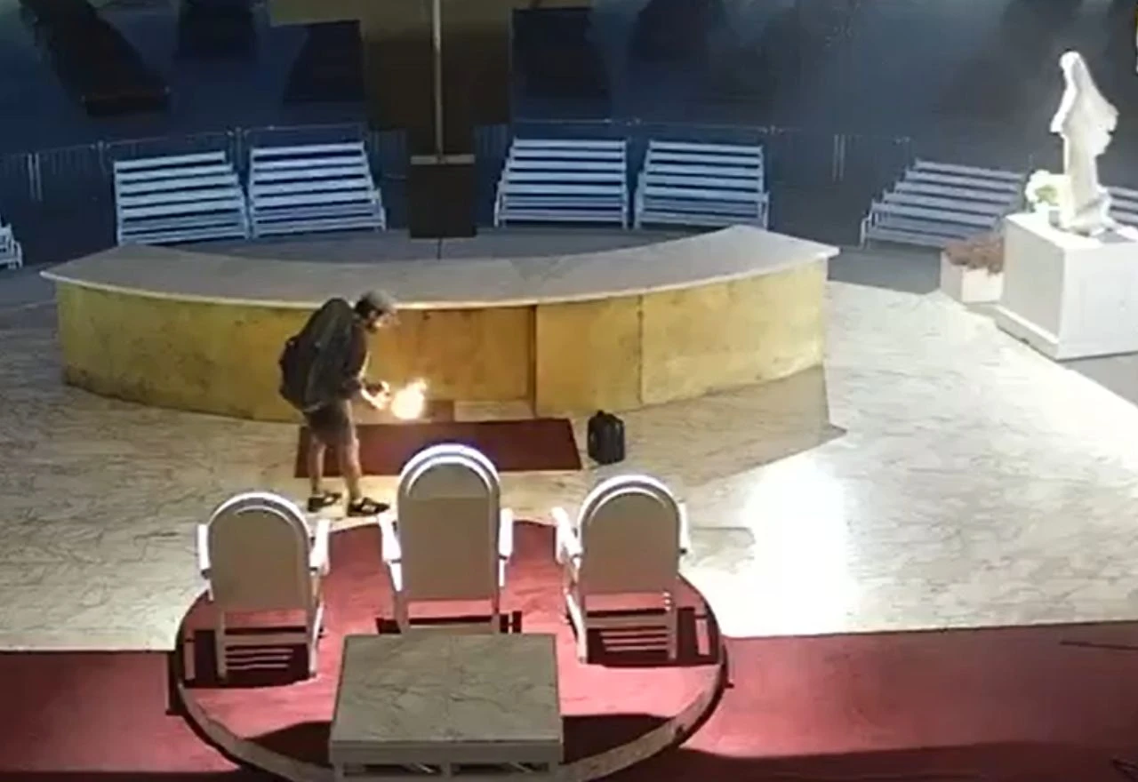 VIDEO | Kamera snimila muškarca kako podmeće požar na oltaru u Međugorju