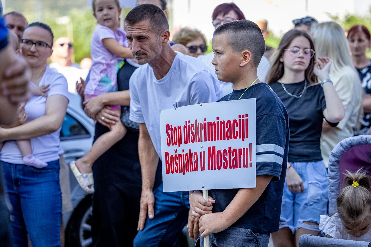 Mirno okupljanje u znak potpore otpuštenim radnicima JP-a "Komunalno" Mostar