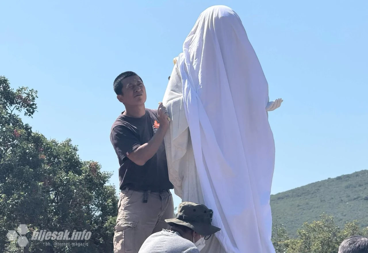 Zajednica Cenacolo počela čistiti Gospin kip u Međugorju