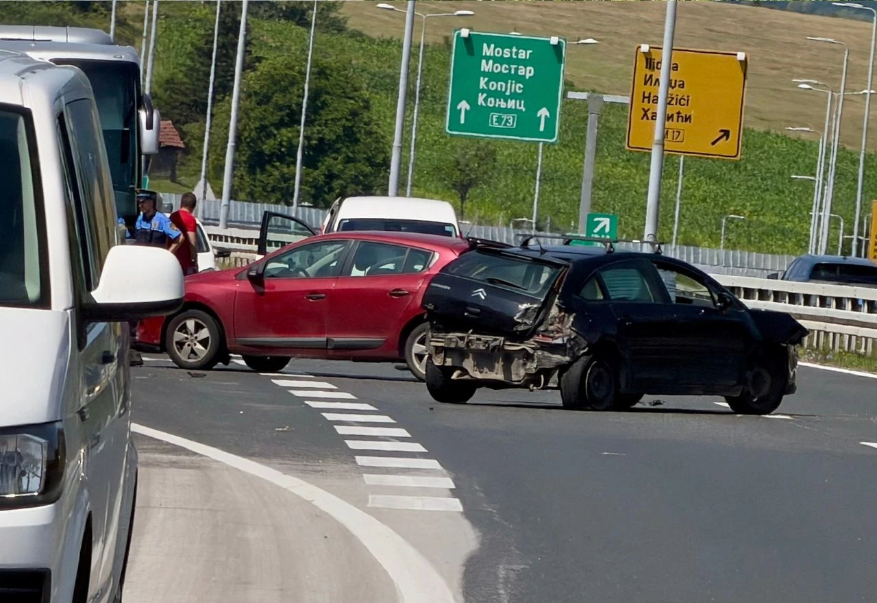 Sudar dva automobila na autocesti, promet usporen