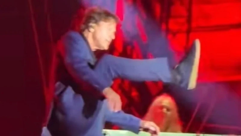 VIDEO | Nižu se komentari na ponašanje Zdravka Čolića na koncertu u Trebinju