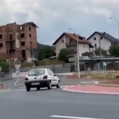 VIDEO | Dan nakon otvorenja kružnog toga, vozač napravio pomutnju i zbunio sve oko sebe