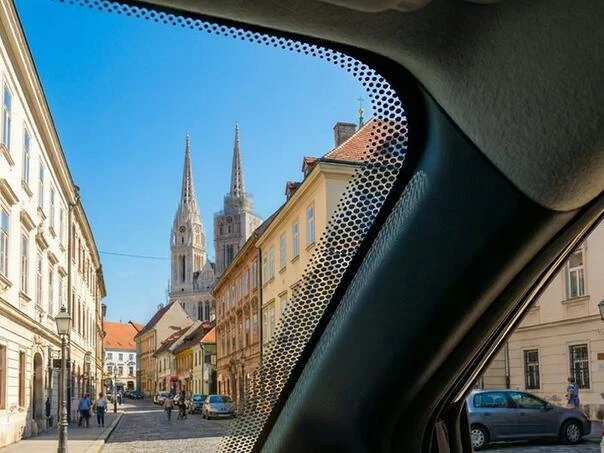 Godinama ih gledate, ali sigurno ne znate čemu služe crne točkice na staklu automobila
