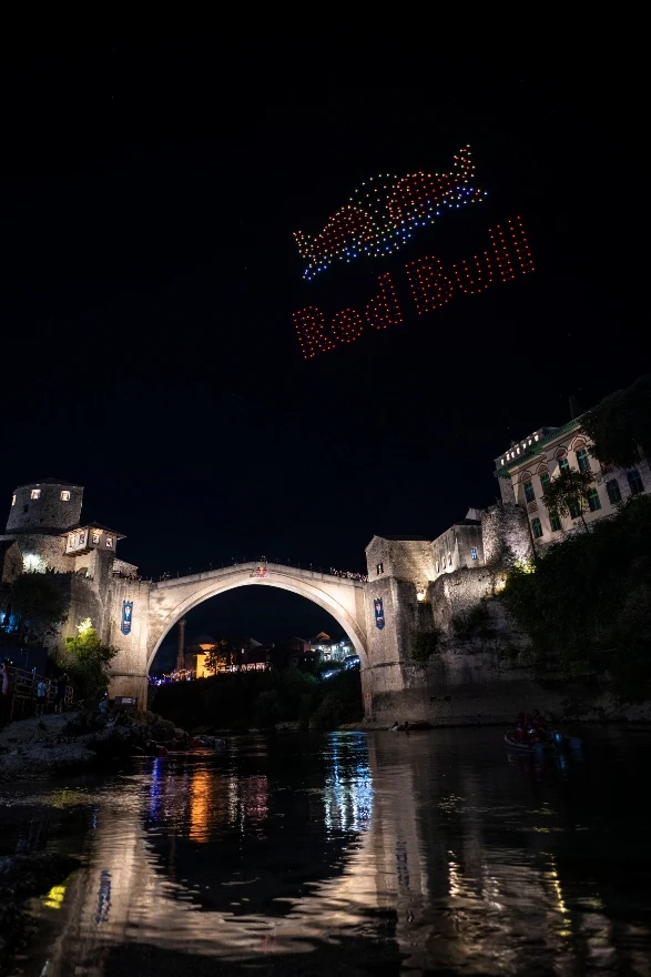 Čak 500 dronova obasjalo je nebo iznad Mostara i najavilo jubilarno izdanje Red Bull Cliff Diving Svjetske serije.