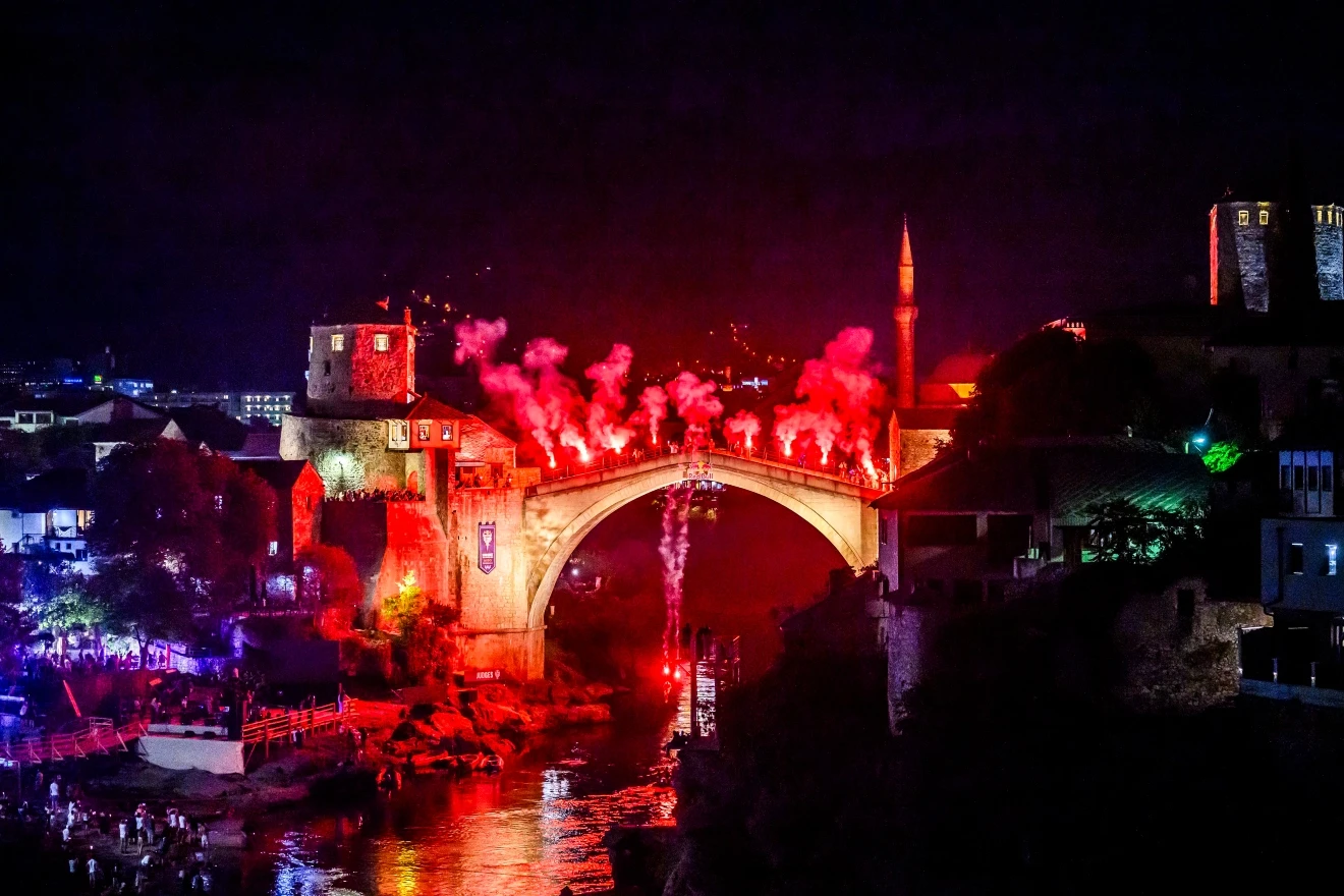 FOTO | Spektakl iznad Mostara: 500 dronova ispisalo poruku "Hvala Mostar"