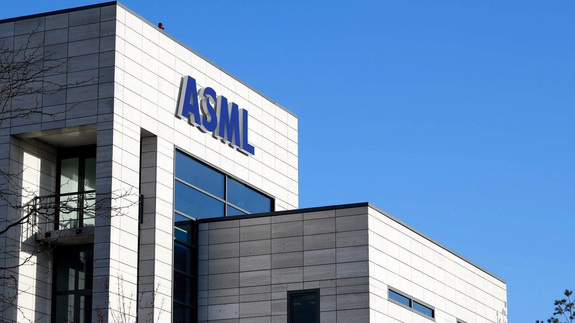 ASML zaposlenicima nudi 20.000 eura da ne odu konkurenciji