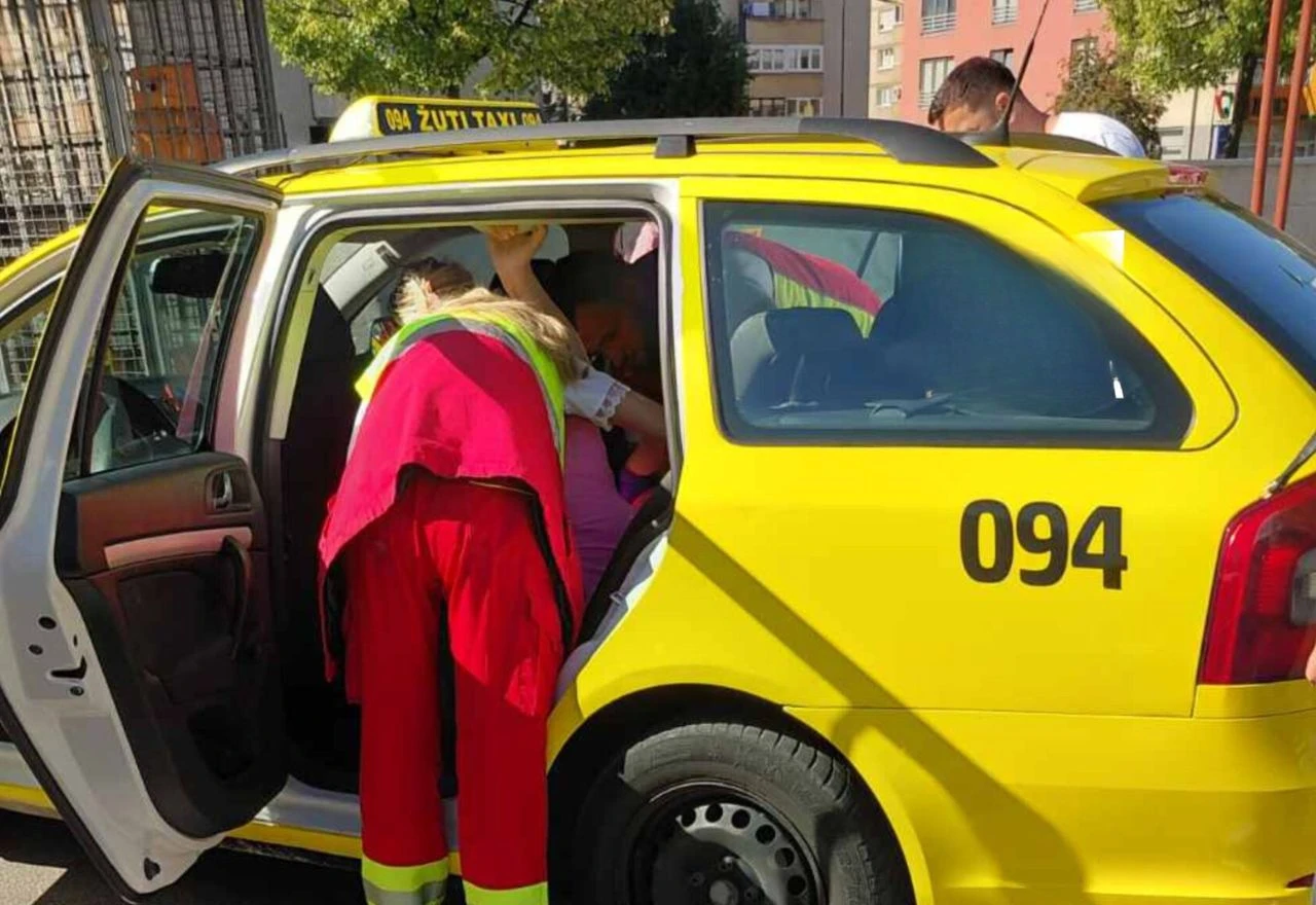 Žena se porodila u taksiju, vozač joj pomagao do dolaska Hitne pomoći
