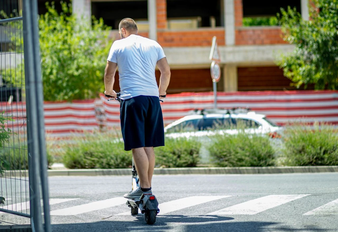 Koje je rješenje za električne romobile u Mostaru? Policiji su ruke vezane, bolnica bilježi sve više ozljeda