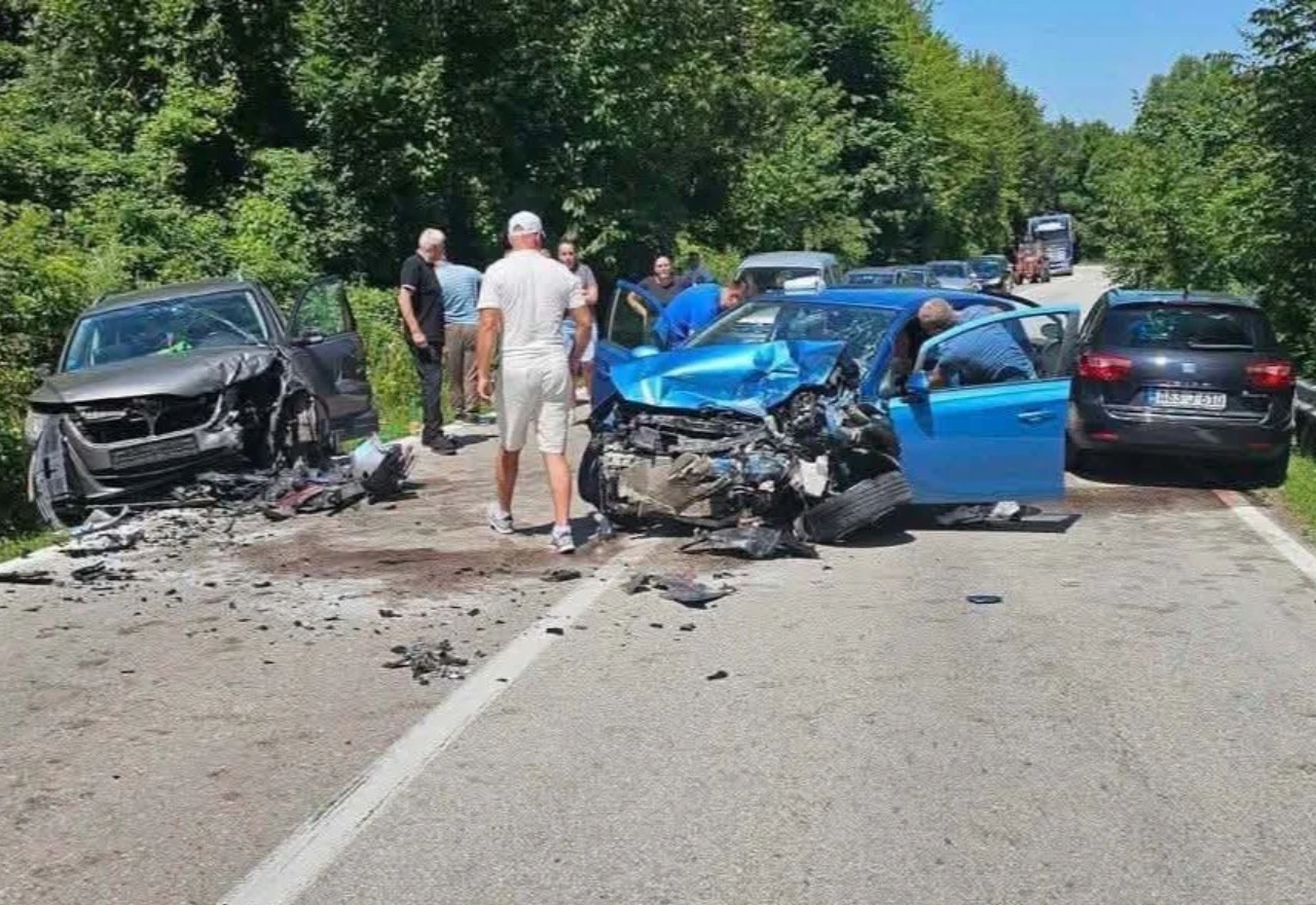Jedna osoba poginula, dvije ozlijeđene u sudaru tri vozila kod Kladnja