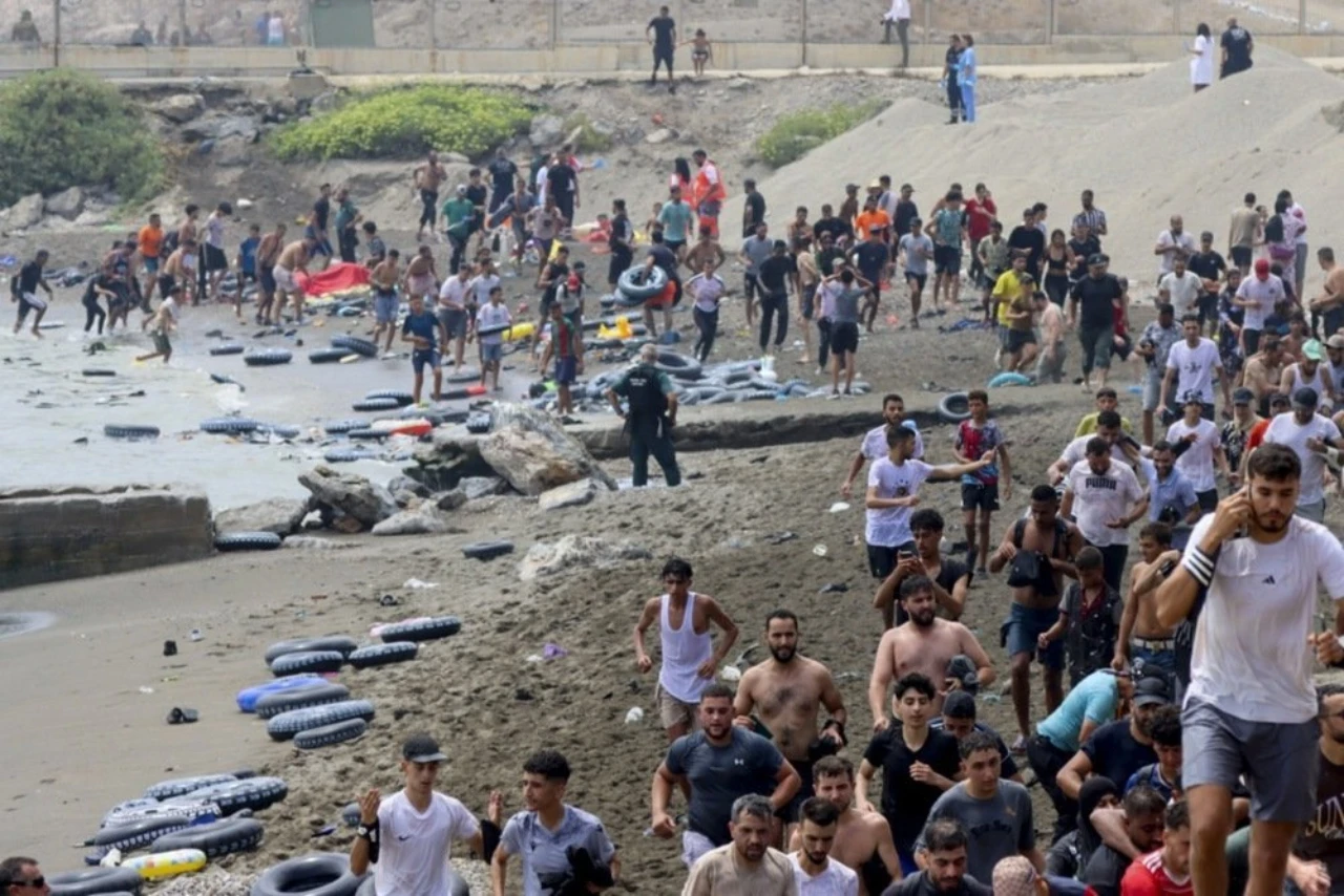 VIDEO | Tisuće migranata preplavile granicu španjolske enklave, snimke obilaze svijet