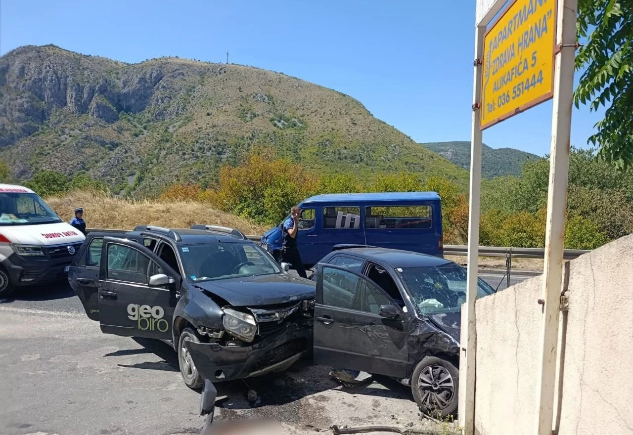 Mostar: Sudar tri vozila, četiri osobe prevezene u bolnicu
