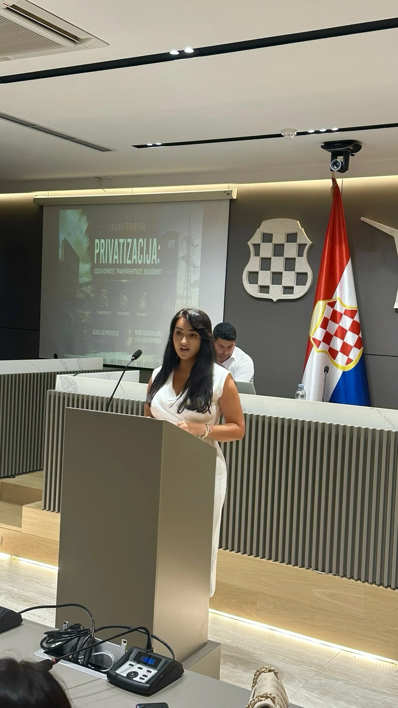 Održana javna tribina o privatizaciji i povratu vlasničkih udjela u HT-u i Elektroprivredi