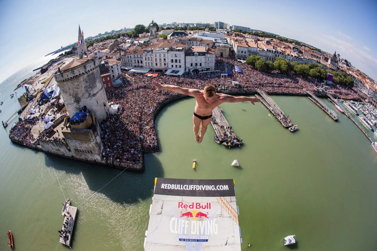 U Brontallu je bila proba za ono što će postati Red Bull Cliff Diving serija 2009. godine