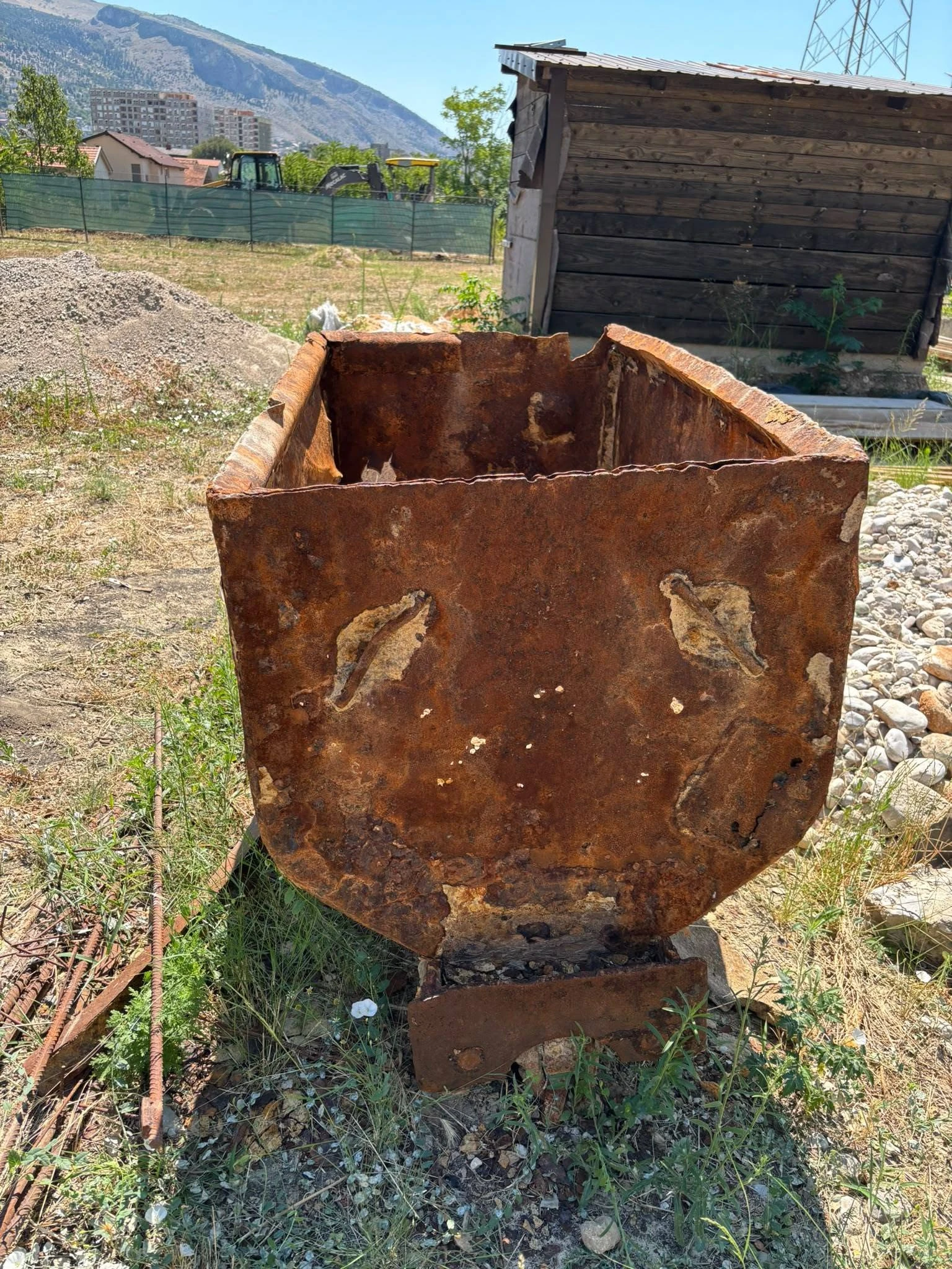 Mještanin mostarskog naselja Rudnik tijekom iskopavanja temelja pronašao je stari vagon za ugljen