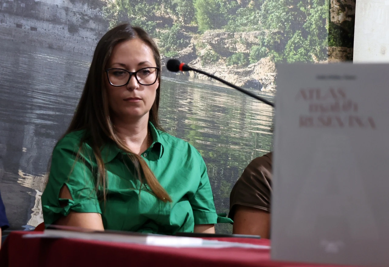 FOTO | U Mostaru predstavljena zbirka "Atlas malih ruševina" Aide Džiho Šator